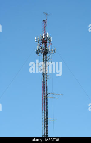 Handy Turm vor einem blauen Himmel Stockfoto