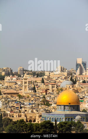 Blick auf die Altstadt Jerusalem in Israel und Kuppel der Rock aus dem Ölberg. Stockfoto