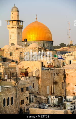 Goldene Kuppel der Moschee in der Altstadt von Jerusalem aus einem anderen Winkel. Stockfoto