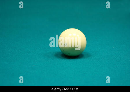 Cue Ball auf einem grünen Tisch Stockfoto