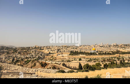 Blick auf die Altstadt Jerusalem in Israel und Kuppel der Rock aus dem Ölberg. Stockfoto