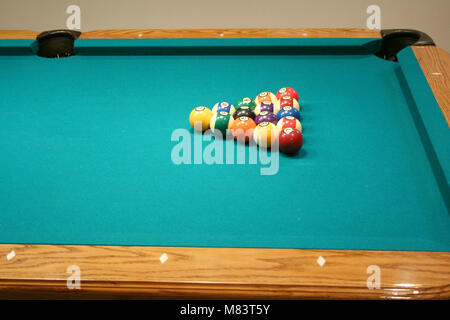 8 ball spiel auf einem grünen Billardtisch im Rack Stockfoto