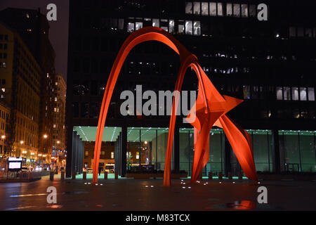 Die 1974 stabile Skulptur Calder's 'Flamingo' ist in der Nacht in der Kluczynski Federal Building Plaza auf der Chicago's 48th Street beleuchtet. Stockfoto