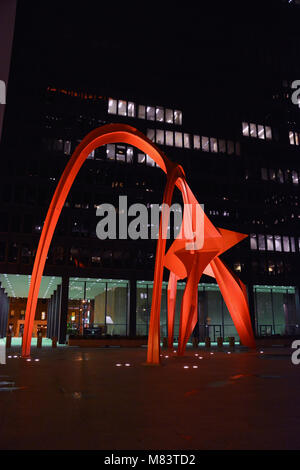 Die 1974 stabile Skulptur Calder's 'Flamingo' ist in der Nacht in der Kluczynski Federal Building Plaza auf der Chicago's 48th Street beleuchtet. Stockfoto