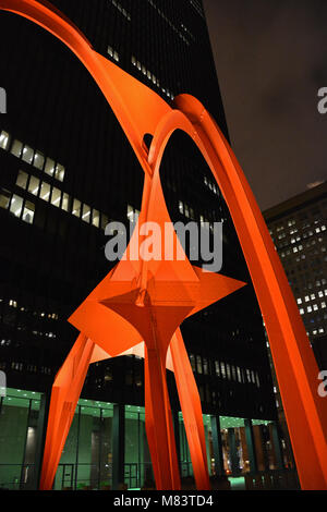 Die 1974 stabile Skulptur Calder's 'Flamingo' ist in der Nacht in der Kluczynski Federal Building Plaza auf der Chicago's 48th Street beleuchtet. Stockfoto