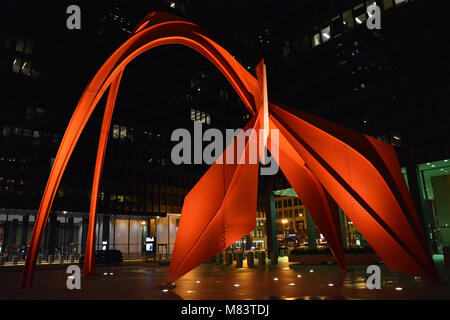 Die 1974 stabile Skulptur Calder's 'Flamingo' ist in der Nacht in der Kluczynski Federal Building Plaza auf der Chicago's 48th Street beleuchtet. Stockfoto