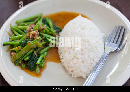 Reis mit gesalzenem Fisch Grünkohl in weiße Scheibe Stockfoto