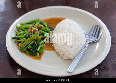 Reis mit gesalzenem Fisch Grünkohl in weiße Scheibe Stockfoto