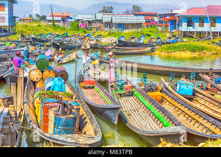 Langboote besuchen Sie Nam Pan 5 Tage Markt, Inle See, Shan Staat, Myanmar (Birma), Asien im Februar Stockfoto