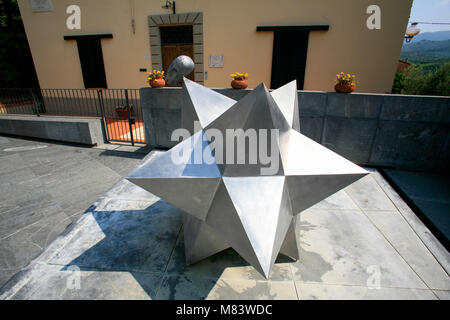 VINCI Italien 2010 Skulptur nach einer von Leonardo Da Vincis Zeichnungen der otside Museumi in seinem Geburtsort das Dorf Vinci in der Toskana Stockfoto