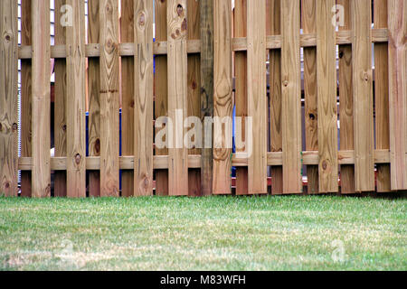 Ein Bild von einem Bord an Bord Holz Zaun Stockfoto