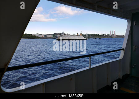 Eine Fähre in New London, Connecticut, obwohl die Fenster eines Kreuzes Sound Fähre nach Orient Point Long Island unter der Leitung gesehen Stockfoto