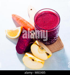 Gesund frisch gepressten Saft aus roten Rüben, Karotten, äpfel und Zitrone. detox Programm, das gesunde Essen, das Konzept der Veganer Stockfoto