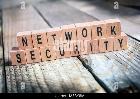 Makro Der Worte Netzwerk Sicherheit gebildet, die durch hölzerne Blöcke auf einem Holzboden Stockfoto