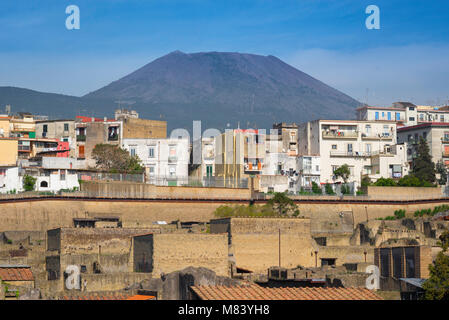 Herculaneum römischen Ruinen, die Stadt Ercolano mit den Ruinen von Herculaneum im Vordergrund. Aufzucht über beiden ist die Masse des Vesuv, Italien. Stockfoto