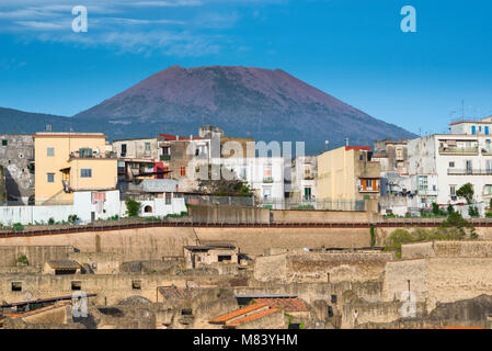 Herculaneum Vesuv, Blick auf die Stadt Ercolano und die Ruinen von Herculaneum (Vordergrund), mit der Masse des Vesuv Aufzucht hinter ihnen, Italien Stockfoto