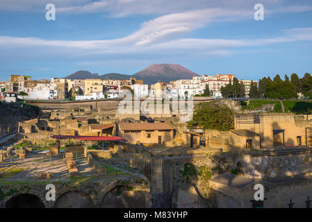 Herculaneum Italien, Blick auf die Stadt Ercolano und die Ruinen von Herculaneum (Vordergrund), mit der Masse des Vesuv Aufzucht hinter ihnen, Italien Stockfoto