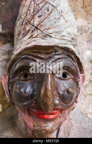 Neapel Italien, Detail der berühmten Messing Statue von Pulcinella - eine neapolitanische Komödie Symbol in der Altstadt Via dei Tribunali, Neapel, Italien. Stockfoto