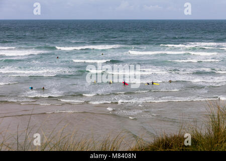 Surfer im Wasser nur aus Mawgan Porth Beach, Cornwall, England, Großbritannien Stockfoto