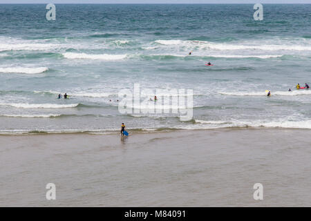 Surfer im Wasser nur aus Mawgan Porth Beach, Cornwall, England, Großbritannien Stockfoto