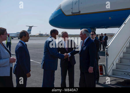 Sekretär Tillerson wird durch Djiboutian Außenminister Youssouf begrüßt Stockfoto