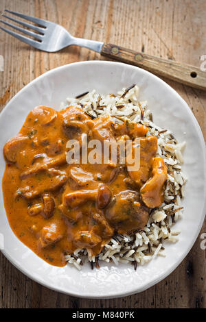 Steak und Pilz Stroganoff mit Reis Stockfoto