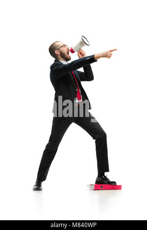 Seitenansicht eines Mannes schreiend auf das Megaphon auf weißem Hintergrund Stockfoto