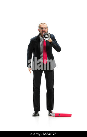 Vorderansicht eines Mannes schreiend auf dem Megafon auf weißem Hintergrund Stockfoto