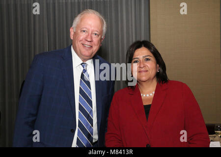 Staatssekretär Shannon posiert für ein Foto mit Kolumbien Minister für Handel, Industrie und Tourismus Gutiérrez Stockfoto