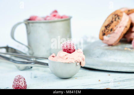 Löffel für Speiseeis. Eis-Sandwiches mit Erdbeere. Sommer Snack. Nachtisch. Stockfoto