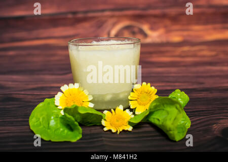 Gesunde Custard Apple Smoothie in einem Glas, auf einem urigen weiß Holz Hintergrund Stockfoto