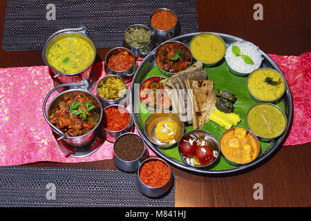 Nahaufnahme einer Maharashtrian thali oder Mahlzeit Stockfoto