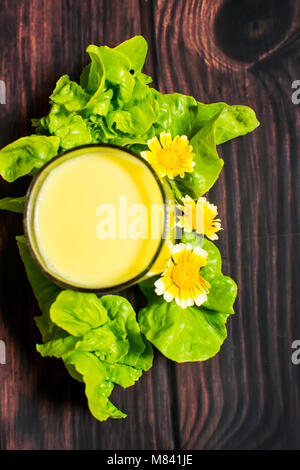 Gesunde mango Smoothie in einem Glas, auf einem urigen weiß Holz Hintergrund Stockfoto