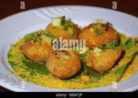 Pani Puri. Gemeinsame Straße snack bestehend aus einem rund, hohl Puri, gebratene gestochen scharf und mit einer Mischung aus aromatisiertes Wasser, tamarinde Chutney, Chili gefüllt, c Stockfoto