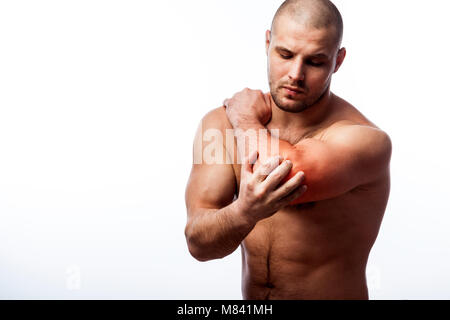 Verletzungen des Ellbogens. Junge glatzköpfige Mann Sport Körperbau hält eine kranke Ellbogen auf weißem Hintergrund isoliert Stockfoto