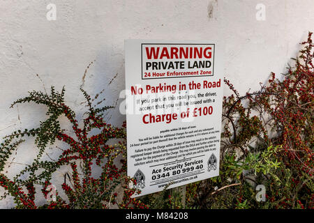 Warnhinweis für kein Parkplatz auf privatem Land, Großbritannien Stockfoto