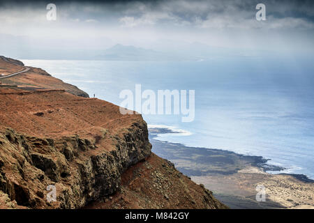 Mirador del Río ist ein Aussichtspunkt auf einem etwa 475 Meter hohen Böschung genannt Batería del Río auf Lanzarote, Kanarische Inseln, Spanien Stockfoto