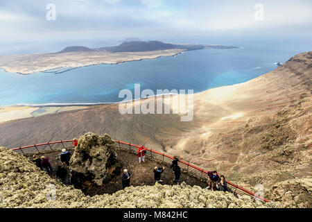 Mirador del Río ist ein Aussichtspunkt auf einem etwa 475 Meter hohen Böschung genannt Batería del Río auf Lanzarote, Kanarische Inseln, Spanien Stockfoto