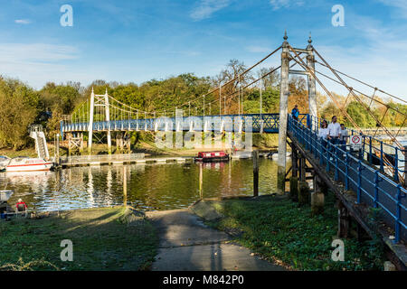 Teddington Lock Fußgängerbrücke über die Themse, Großbritannien Stockfoto