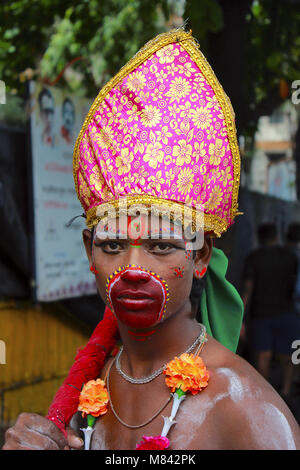 Junge verkleidet als Hanuman, der Affengott in hellen Farben und mit bemaltem Gesicht. Pandharpur Festival Stockfoto