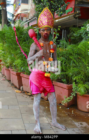 Junge verkleidet als Hanuman, der Affengott in hellen Farben und mit bemaltem Gesicht. Pandharpur Festival Stockfoto