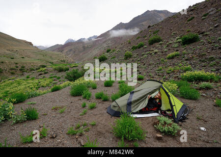 Reisen in das Zelt im Lager während des Trekking auf markha Valley Trek Route in Ladakh Stockfoto