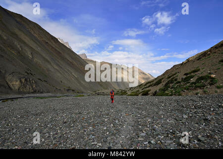 Reisender auf dem Trekking auf markha Valley Trek Route in Ladakh Stockfoto