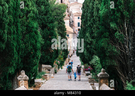 Familie mit einem Kind klicken Sie unten auf die lange Treppe mit vielen Stufen zum Kalvarienberg Kirche im Zentrum von Pollensa, Mallorca. Stockfoto