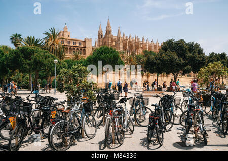 Palma de Mallorca, Spanien - 27. Mai 2016: Eine Menge Fahrräder stehen auf dem Parkplatz vor der Kathedrale La Seu von Palma de Mallorca und La Almud Stockfoto