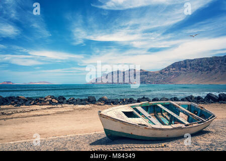 Alte bunte Fischerboot, Atlantischen Ozean im Hintergrund, Lanzarote, Kanarische Inseln, Spanien Stockfoto