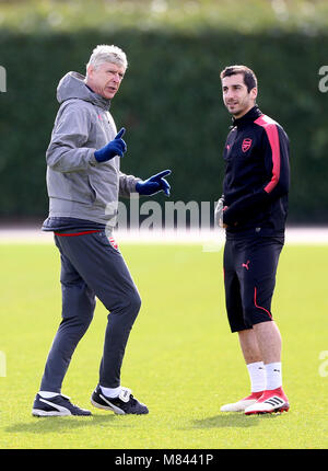 Arsenal manager Arsene Wenger (links) und des Arsenal Henrikh Mkhitaryan (rechts) während des Trainings in London Colney, St Albans. Stockfoto