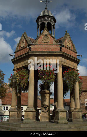 Das Kreuz und die alte Wasserpumpe, St. James Square, Derby, North Yorkshire, England, UK. Stockfoto