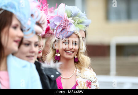 Weibliche racegoers nimmt Teil an der Miss Cheltenham Finalisten Line up während Damen Tag des Cheltenham Festivals 2018 in Cheltenham Racecourse. PRESS ASSOCIATION Foto. Bild Datum: Mittwoch, 14. März 2018. Siehe PA Geschichte RACING Cheltenham. Photo Credit: Tim Goode/PA-Kabel. Einschränkungen: Die redaktionelle Nutzung nur, eine kommerzielle Nutzung ist nur nach vorheriger Erlaubnis des Jockey Club/Cheltenham Racecourse. Stockfoto