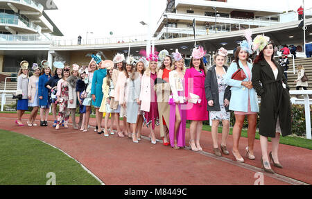 Weibliche racegoers nimmt Teil an der Miss Cheltenham Finalisten Line up Neben Miss England Stephanie Hill (Mitte links) Während Meine Damen Tag des Cheltenham Festivals 2018 in Cheltenham Racecourse. Stockfoto